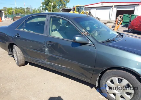 2004 Toyota Camry Le z USA, uszkodzony, nr VIN 4T1BE32K84U308828